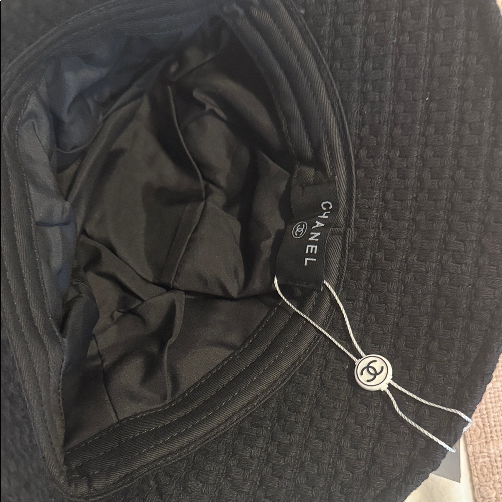 CHANEL Elegant Black and White Bucket Hat - Picture 4 of 4